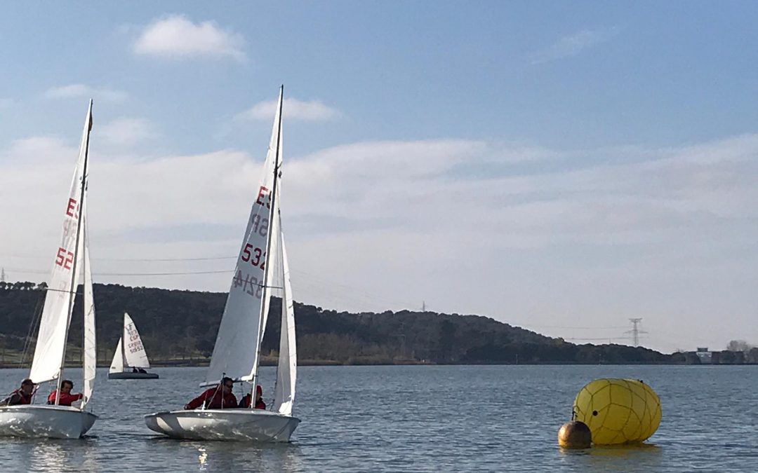 Curso de regatas de vela ligera en El Atazar