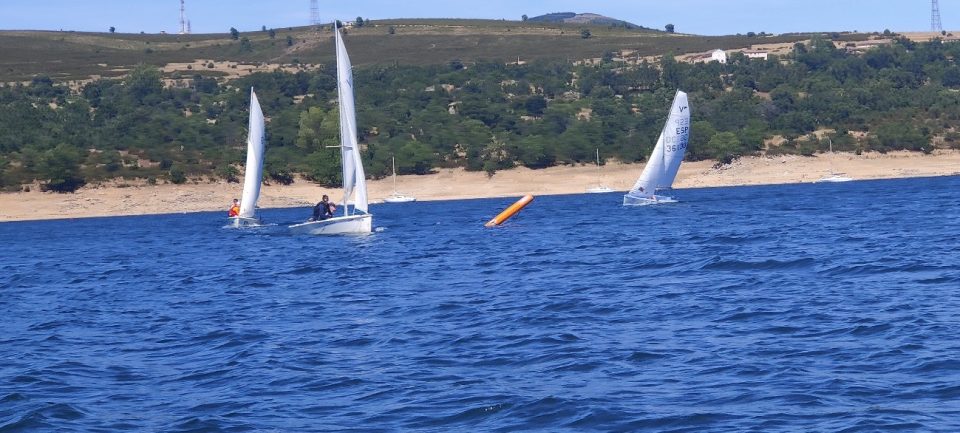 Varios Vaurien tomando la boya de sota